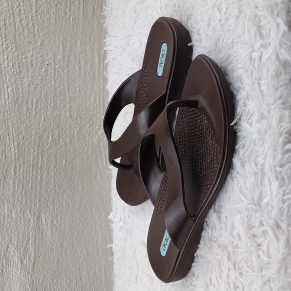 OKA b. Elle Brown PVC Rubber Round Toe Thong Slip On Flat Flop Sandal Shoe - Picture 13 of 13